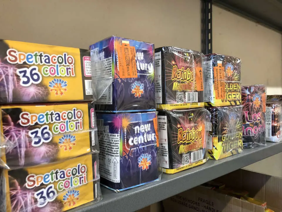Scaffali e prodotti nel deposito